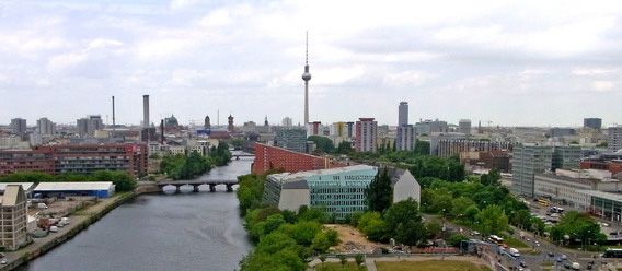 Dr. Claus + Wefers + Kollege in Dortmund, Berlin mit der Spree im Vordergrund und dem Fernsehturm im Hintergrund