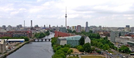 Dr. Claus + Wefers + Kollege in Dortmund, Berlin mit der Spree im Vordergrund und dem Fernsehturm im Hintergrund